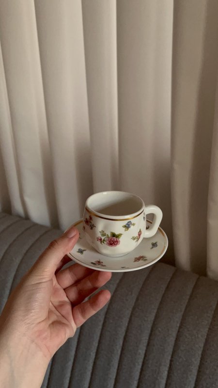 فناجين قهوة هاند ميد بنقشة ورد